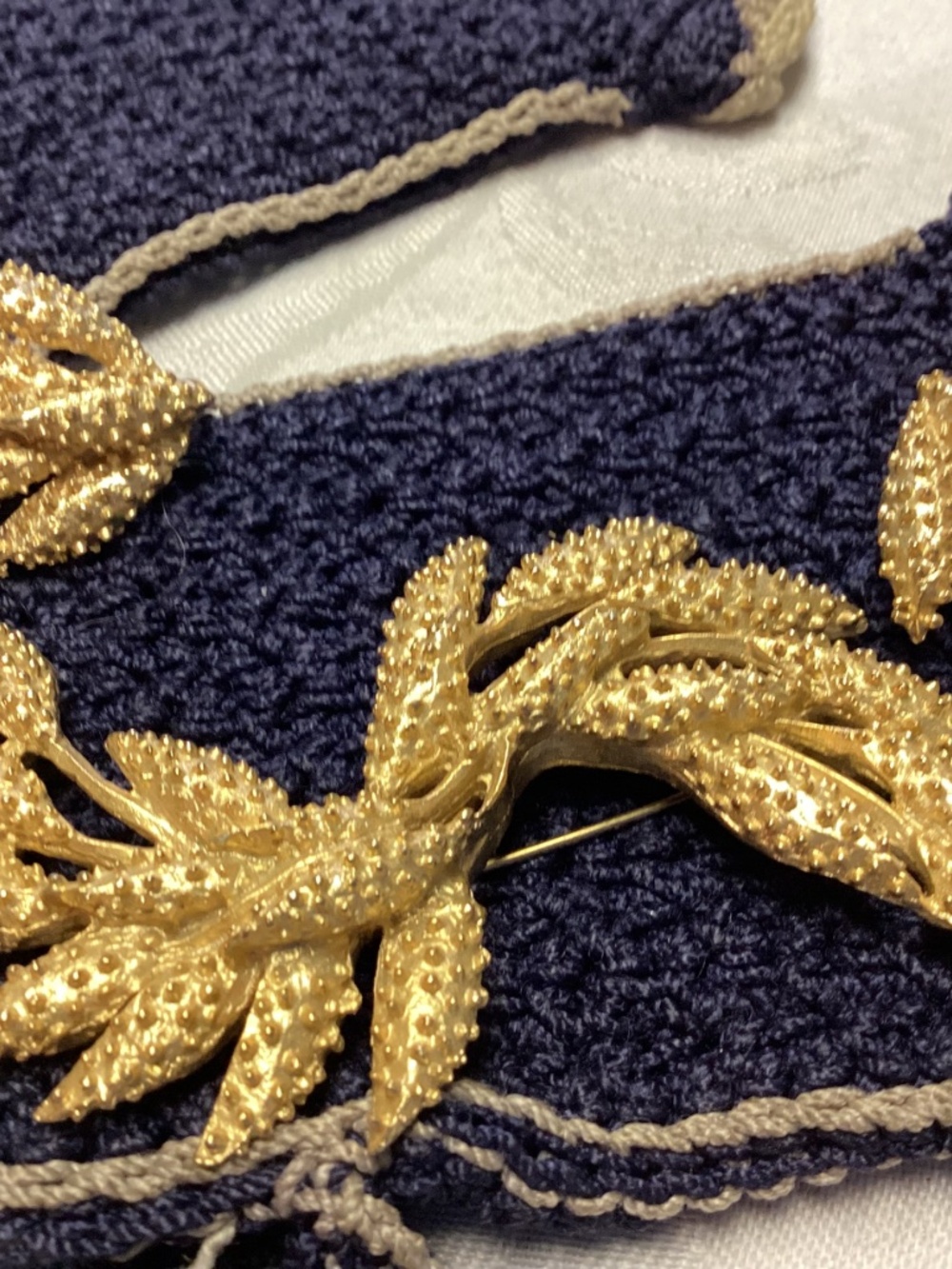 Sarah Coventry fabulous set earrings n brooch leafs GOLD TONE. MOMS COLLECTION - Picture 6 of 7